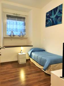 sypialnia z łóżkiem i oknem w obiekcie Trastevere Sweet Home w Rzymie