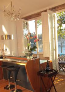 A restaurant or other place to eat at Porto Douro River Guest House