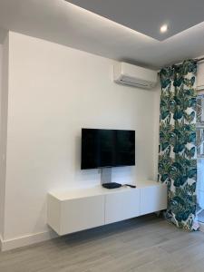 Telewizja i/lub zestaw kina domowego w obiekcie Tulipanes Benalmádena - Parking privado