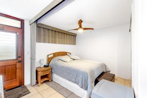 Schlafzimmer mit einem Bett und einem Deckenventilator in der Unterkunft Hale Kai O Kihei in Kihei