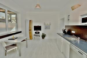 Kuchyň nebo kuchyňský kout v ubytování Apartments near the pond