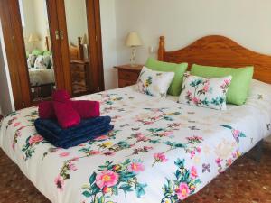 Un dormitorio con una cama grande con flores. en Apartamento en la playa Arensol Cullera, en Cullera