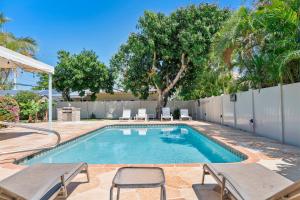 - une piscine avec des chaises et une clôture dans l'établissement Edens Reef, Three configurations to choose from, Lauderdale by the Sea, FL, à Fort Lauderdale