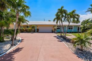 une maison avec des palmiers devant elle dans l'établissement Edens Reef, Three configurations to choose from, Lauderdale by the Sea, FL, à Fort Lauderdale