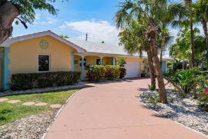une maison avec des palmiers et un trottoir dans l'établissement Edens Reef, Three configurations to choose from, Lauderdale by the Sea, FL, à Fort Lauderdale