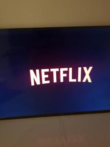 um sinal que diz netflix numa parede em menny's kinneret דירת כינרת em Tiberias