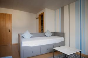 Postel nebo postele na pokoji v ubytování Beachhouse Isleten + 13 fotografií