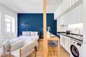 um quarto com uma cama com uma parede azul em DA'HOME - Boavista Blue Studio - NEW no Porto