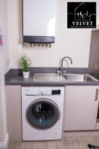 Cuina o zona de cuina de 1 Bed House at Velvet Serviced Accommodation Swansea with Free Parking & WiFi - SA1