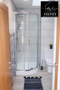 Koupelna v ubytování 1 Bed House at Velvet Serviced Accommodation Swansea with Free Parking & WiFi - SA1