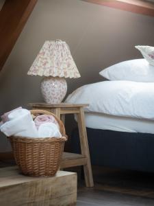 เตียงในห้องที่ Landgoed het Heuvelbosch