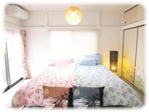 een slaapkamer met een groot bed en een raam bij Takano Private Rental House - Vacation STAY 32311v in Tokyo