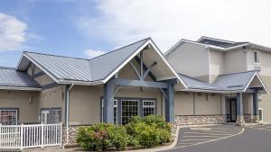 a house with a metal roof at SilverStone Inn & Suites Spokane Valley in Spokane Valley