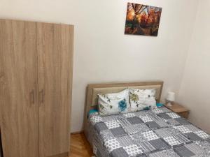 Un pat sau paturi într-o cameră la Irina Apartments