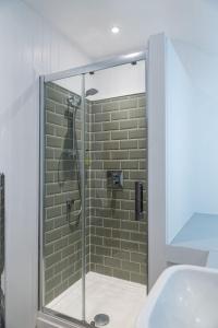 W łazience znajduje się prysznic ze szklanymi drzwiami. w obiekcie The Three Crowns B&B w mieście Plymouth