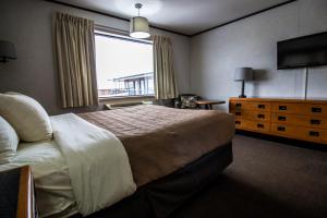 Un pat sau paturi într-o cameră la Companion Hotel Motel