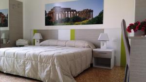 トラーパニにあるTerrazze Villanovaのベッドルーム1室(大きな白いベッド1台付)
