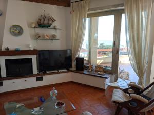 Televízia a/alebo spoločenská miestnosť v ubytovaní Attico Panoramico Vista Mare