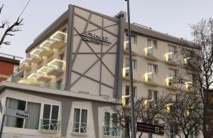 un edificio con un cartello di fronte di One Design Hotel a Rimini