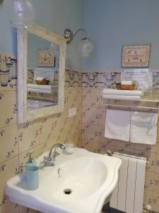 y baño con lavabo y espejo. en Casona Del Duende, en Alájar