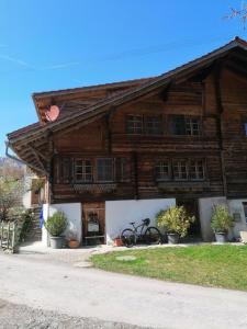 una casa con una bicicleta estacionada frente a ella en Brunners harzerhof en Iseltwald