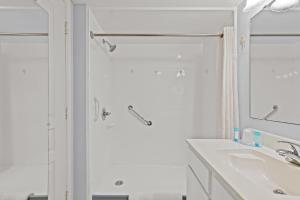 biała łazienka z prysznicem i umywalką w obiekcie Bay Watch 0631 w mieście Myrtle Beach