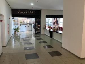 corridoio di un negozio con pavimento piastrellato di Flat beira mar, Olinda 4 Rodas 313 a Olinda Altre 49 foto