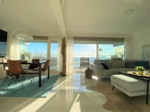 een woonkamer met een bank en een tafel bij La Perle d´Ostende in Oostende