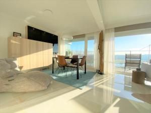 een slaapkamer met een bed en een tafel met uitzicht bij La Perle d´Ostende in Oostende