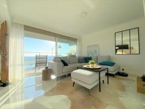 een woonkamer met een bank en een tafel bij La Perle d´Ostende in Oostende +10 foto's