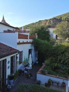 アラハルにあるCasona Del Duendeのパティオ付きの家の外の景色