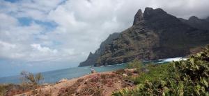 a mountain next to the ocean with the ocean at PLAYA Y MONTAÑA: NATURALEZA Y ARMONÍA in La Laguna