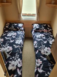 En eller flere senge i et værelse på Palm grove