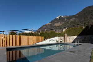 einem Pool mit einer Skateboardrampe vor einem Berg in der Unterkunft Appartments mir.es in Dorf Tirol