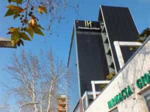 un bâtiment avec un panneau indiquant le rover australien dans l'établissement Italiana Hotels Cosenza, à Cosenza