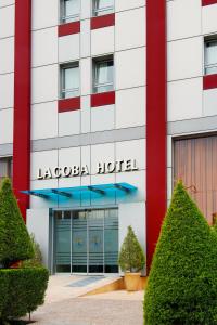 un edificio con un letrero que readslagoria hotel en Lacoba Hotel, en Atenas