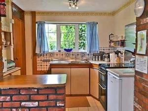 A kitchen or kitchenette at Chapel Cottage 
