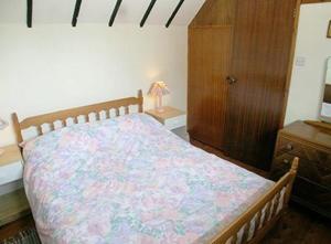 A bed or beds in a room at Chapel Cottage 