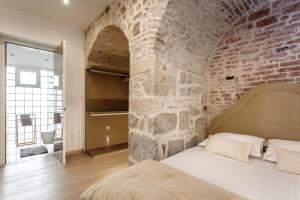 Posteľ alebo postele v izbe v ubytovaní Old Town Luxury House