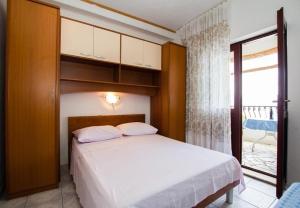 En eller flere senge i et værelse på Apartments Juri - 10 m from sea
