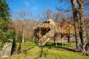 坎特伯雷Oakside Tree Tops的公园中间的树屋