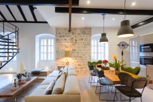 Posedenie v ubytovaní Old Town Luxury House