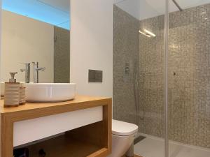 a bathroom with a sink and a shower at Alynes 2 in Ventosa