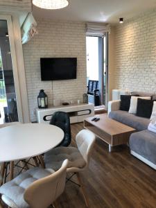 salon z kanapą i stołem w obiekcie Gdansk Apartament Harmonia Oliwska w Gdańsku