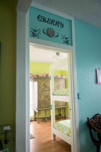 Pokój z łóżkiem piętrowym i lustrem w obiekcie The Big Island Hostel w mieście Hilo