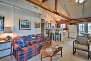 Il comprend un salon avec un canapé et une cuisine. dans l'établissement Lakefront Horseshoe Bay Home with Boat Dock, à Horseshoe Bay