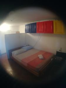 un letto con armadi multicolore sopra di esso di Deligianni&Notara st Guest House ad Atene