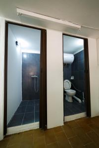 bagno con doccia e servizi igienici. di Deligianni&Notara st Guest House ad Atene