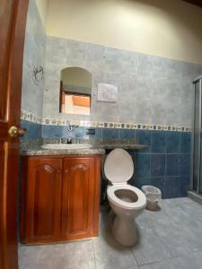 Koupelna v ubytování Hotel Policarpa + 37 fotografií