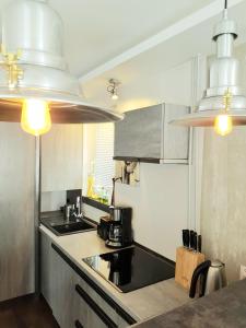 una cocina con encimera negra y algunas luces en Apartament Modrzewskiego, en Grudziądz